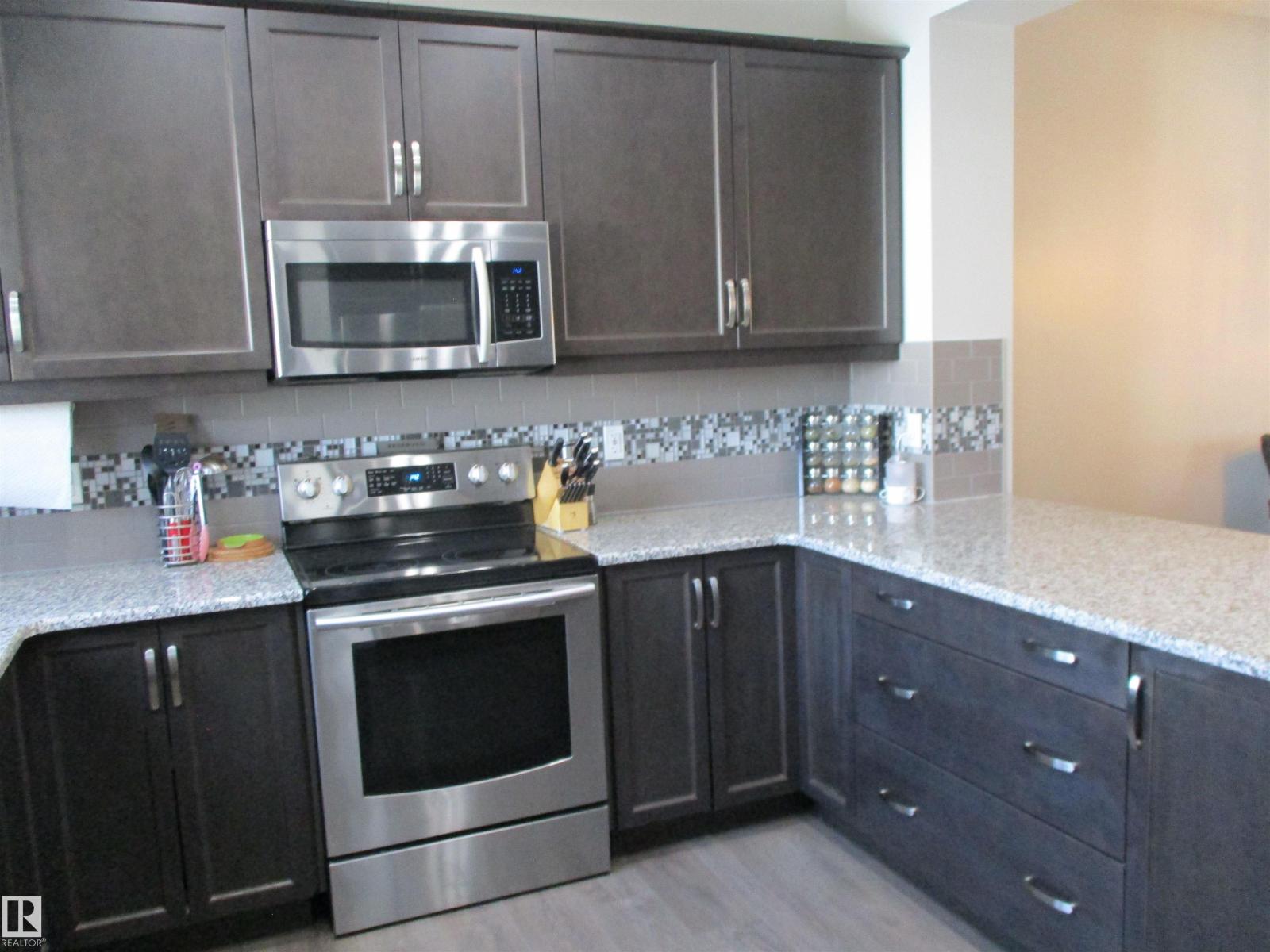 8428 24 AV SW SW, Edmonton