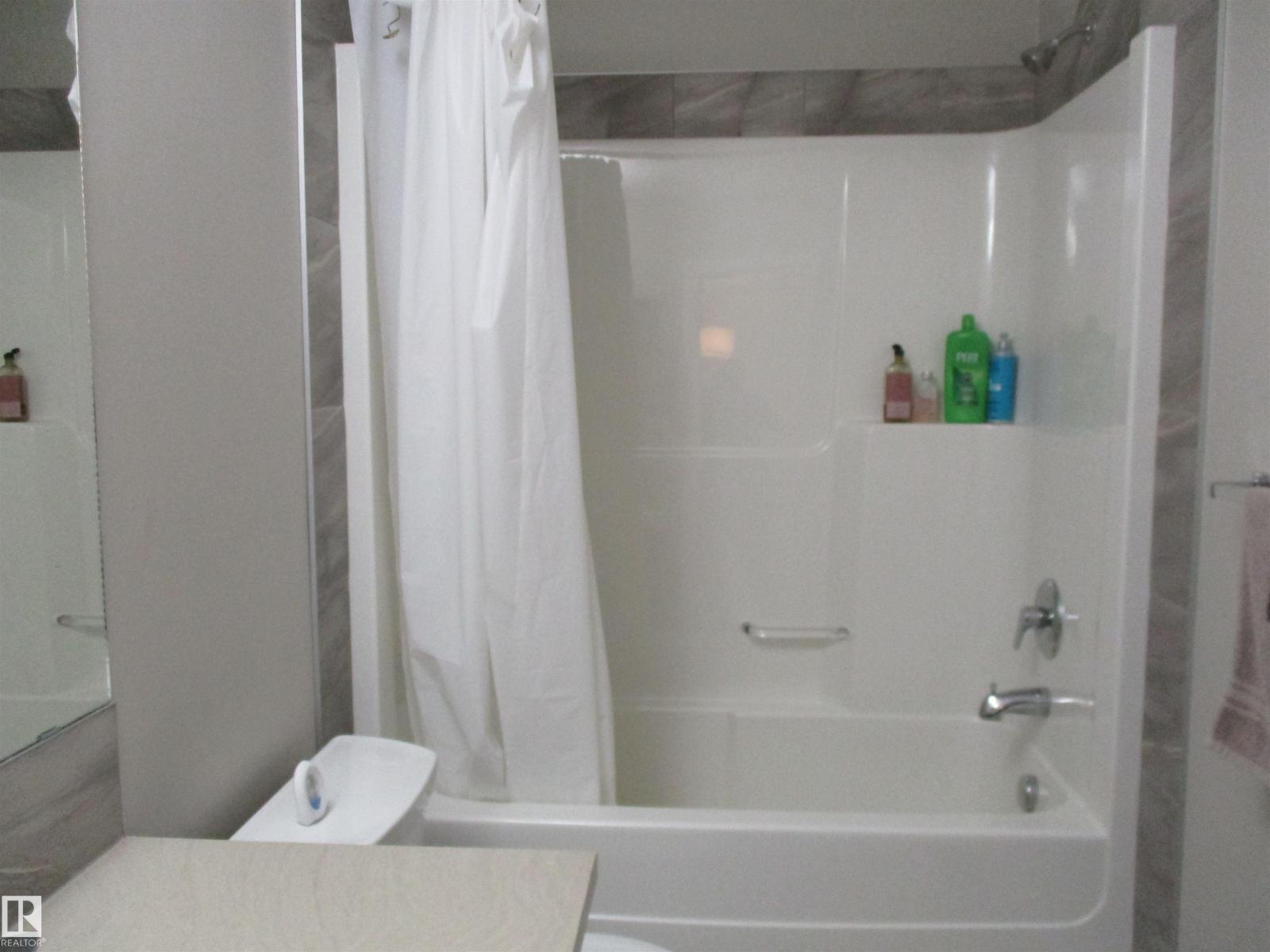 8428 24 AV SW SW, Edmonton