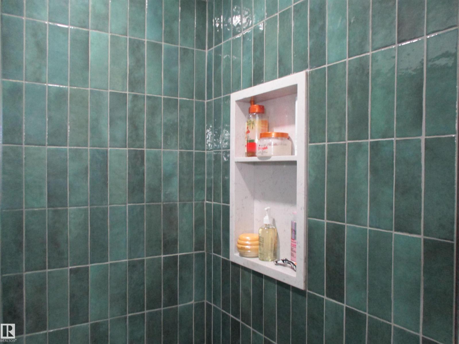 8428 24 AV SW SW, Edmonton