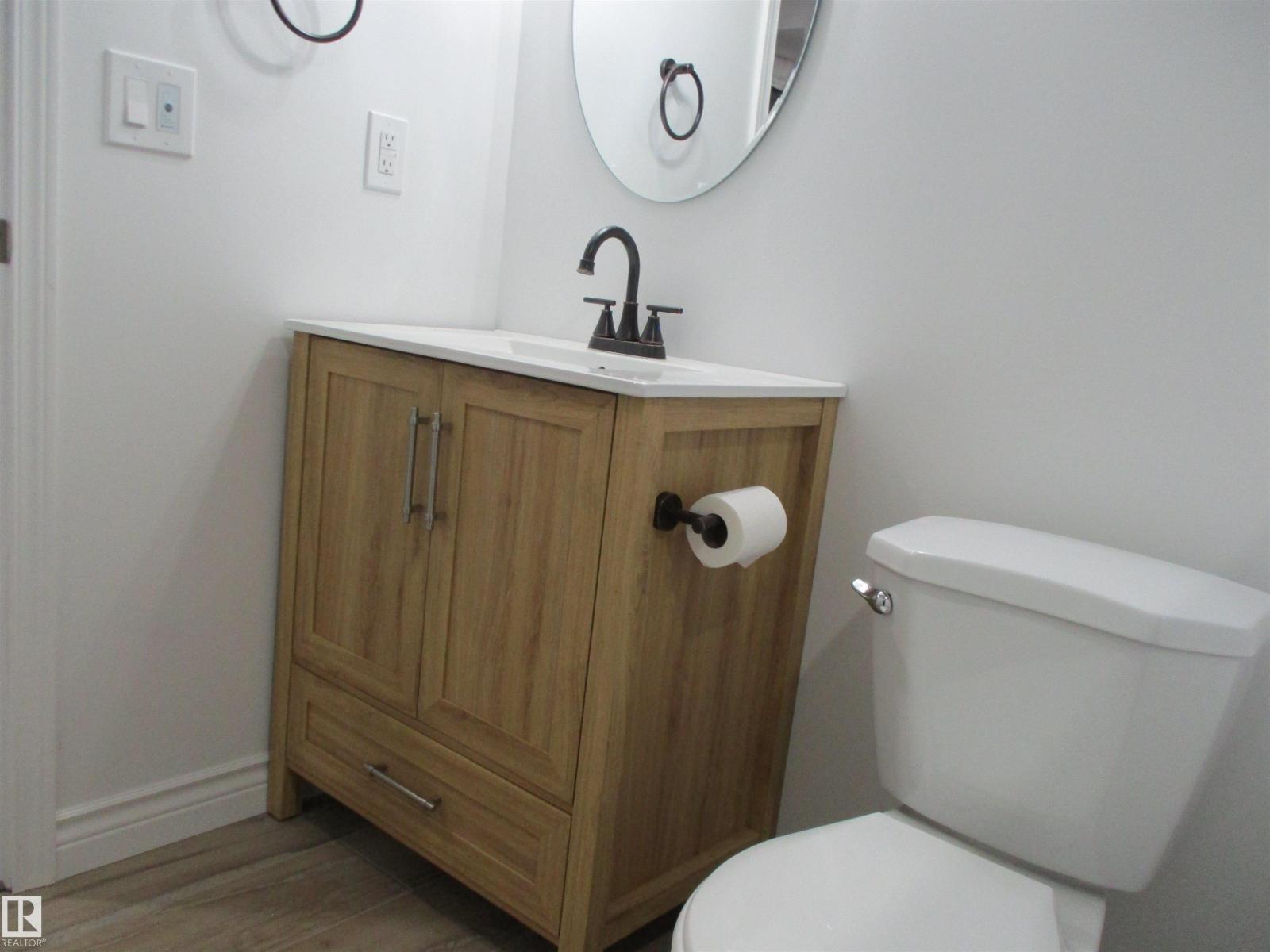 8428 24 AV SW SW, Edmonton