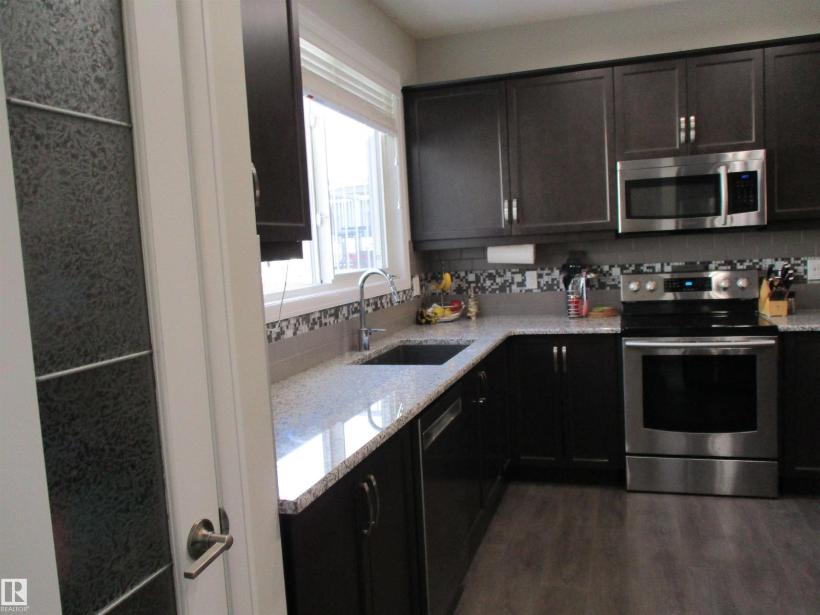 8428 24 AV SW SW, Edmonton