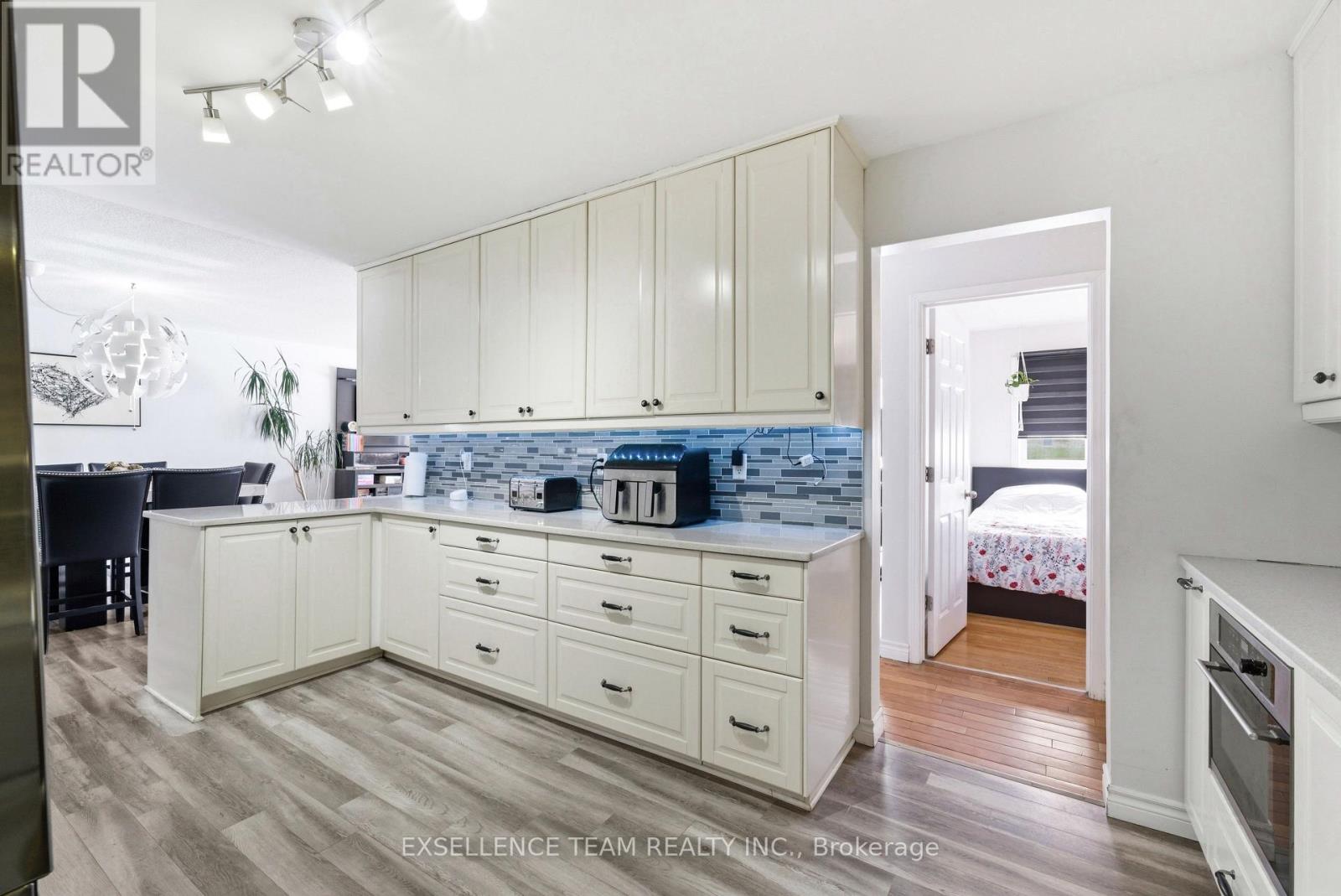 103 ST. GEORGE STREET W - 13