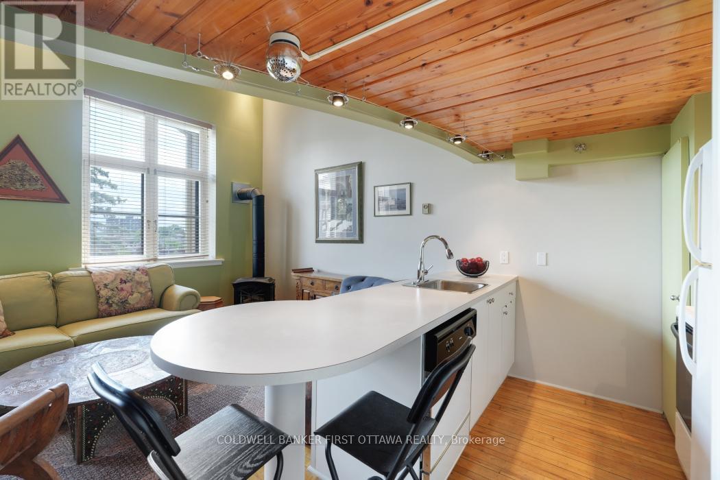 #405 589 RIDEAU STREET - 11