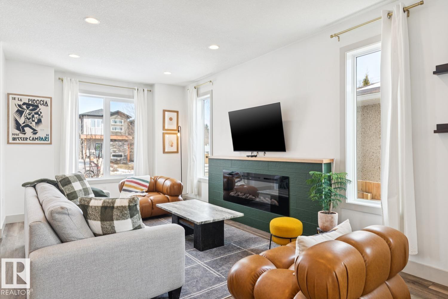 3813 111 AV NW, Edmonton