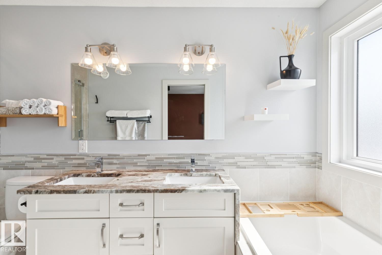 3813 111 AV NW, Edmonton