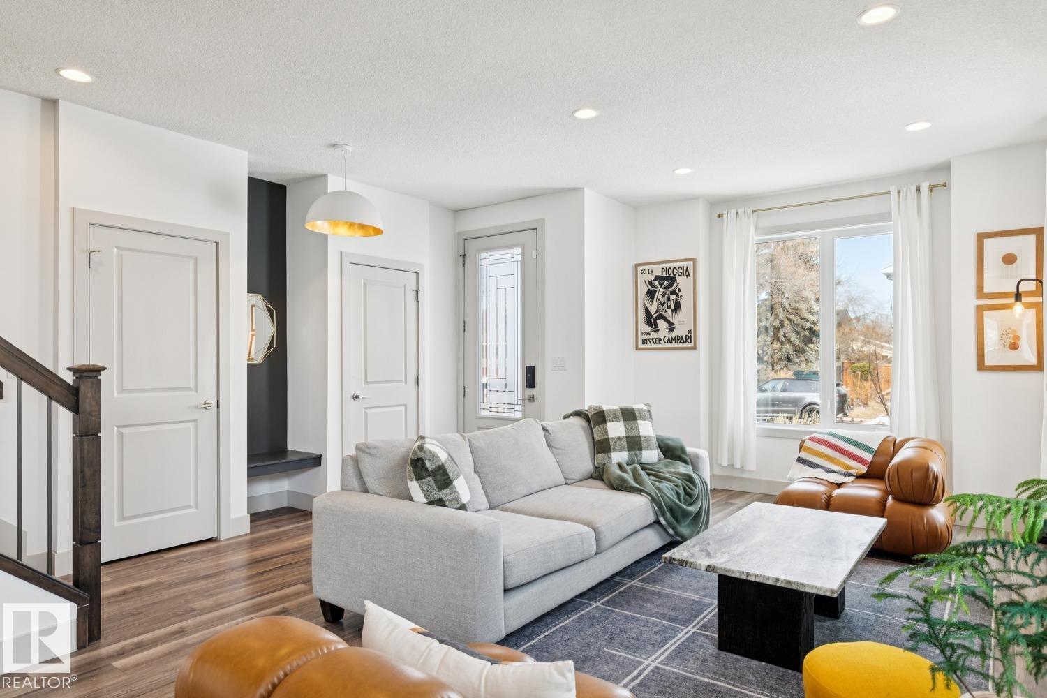 3813 111 AV NW, Edmonton