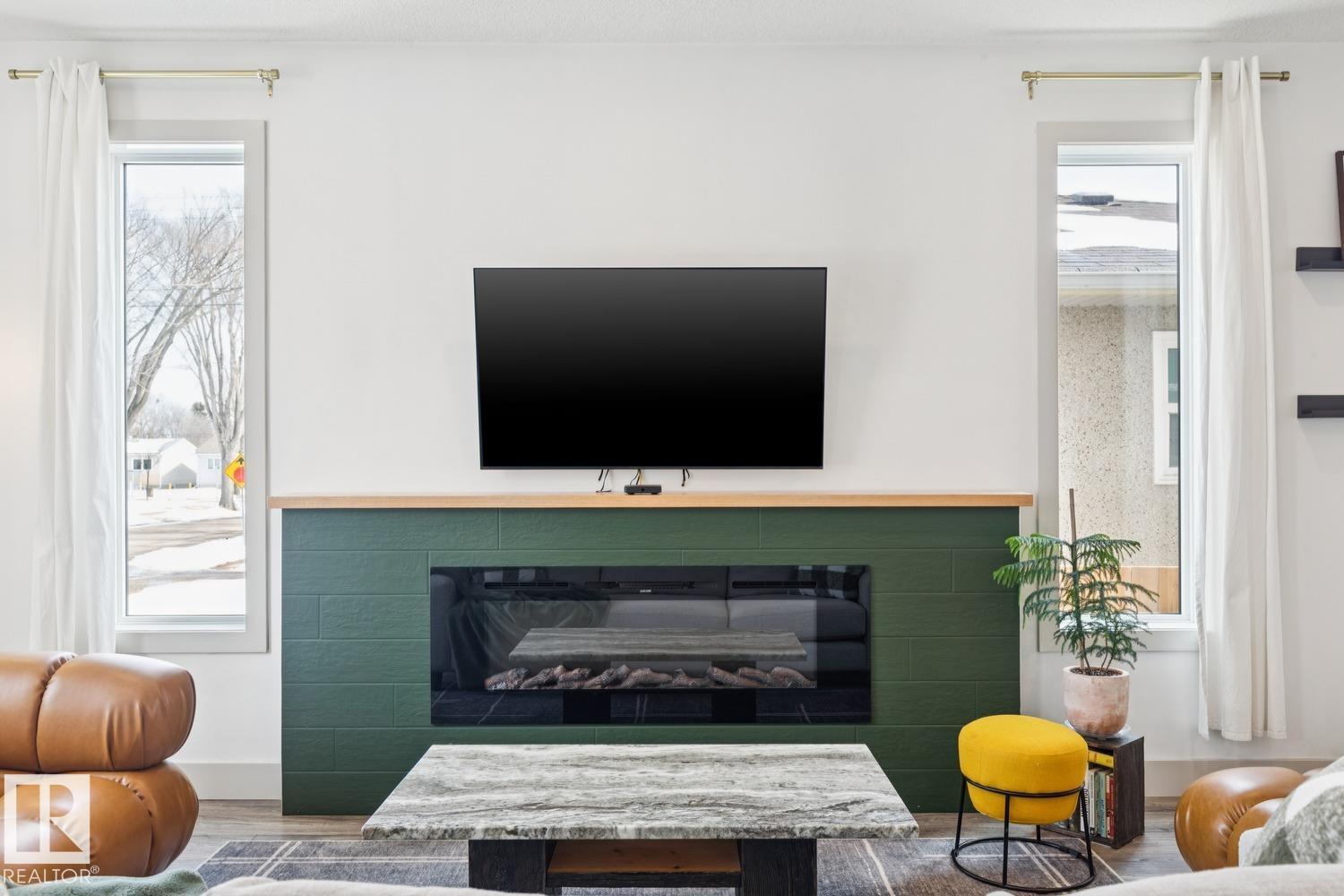 3813 111 AV NW, Edmonton