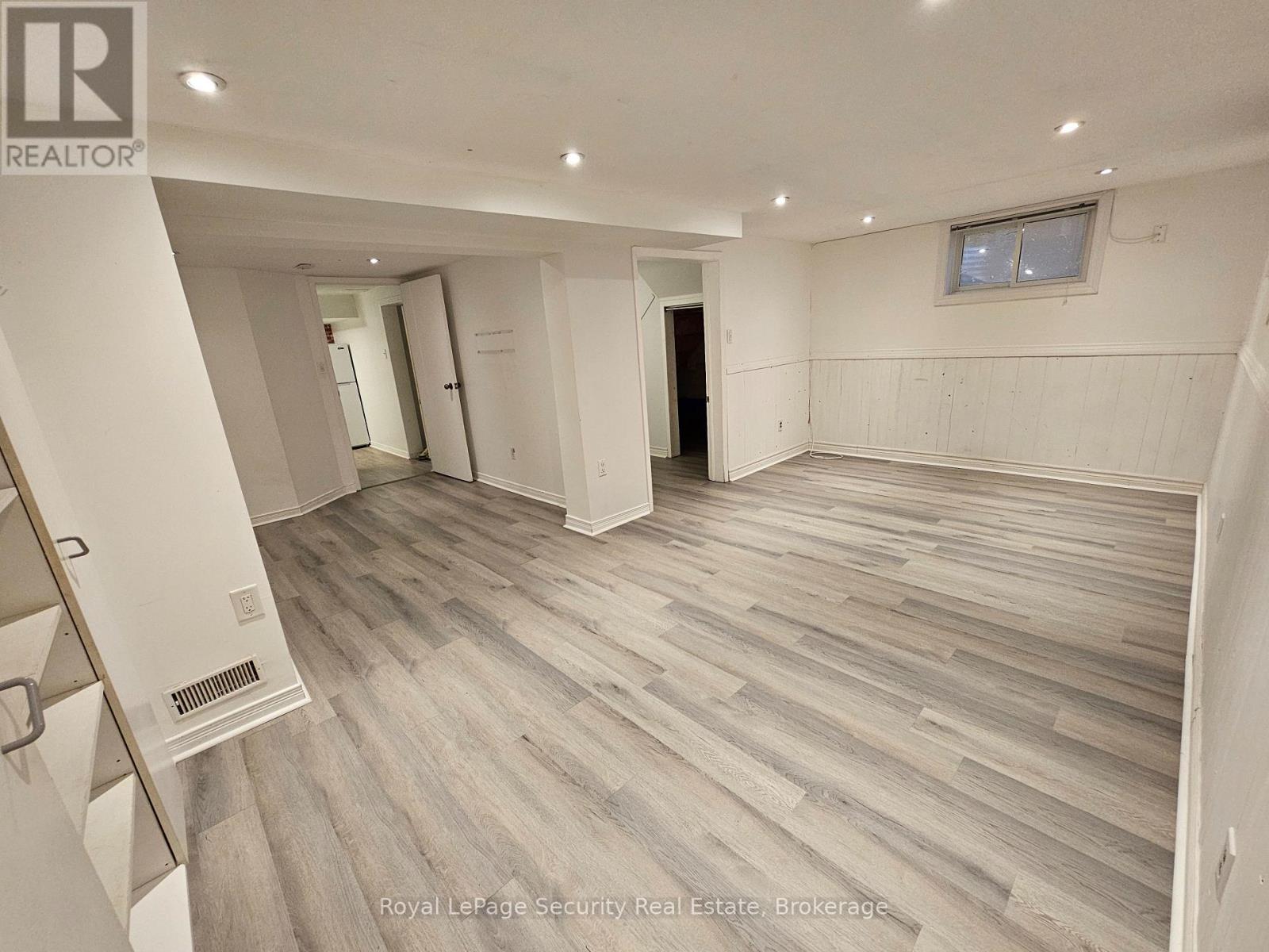 32 WILSON COURT - 21