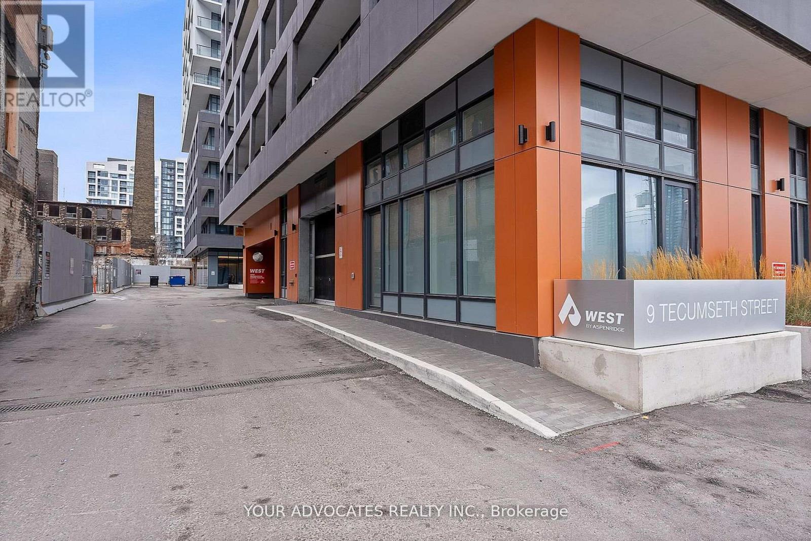 #902 9 TECUMSETH STREET - 25