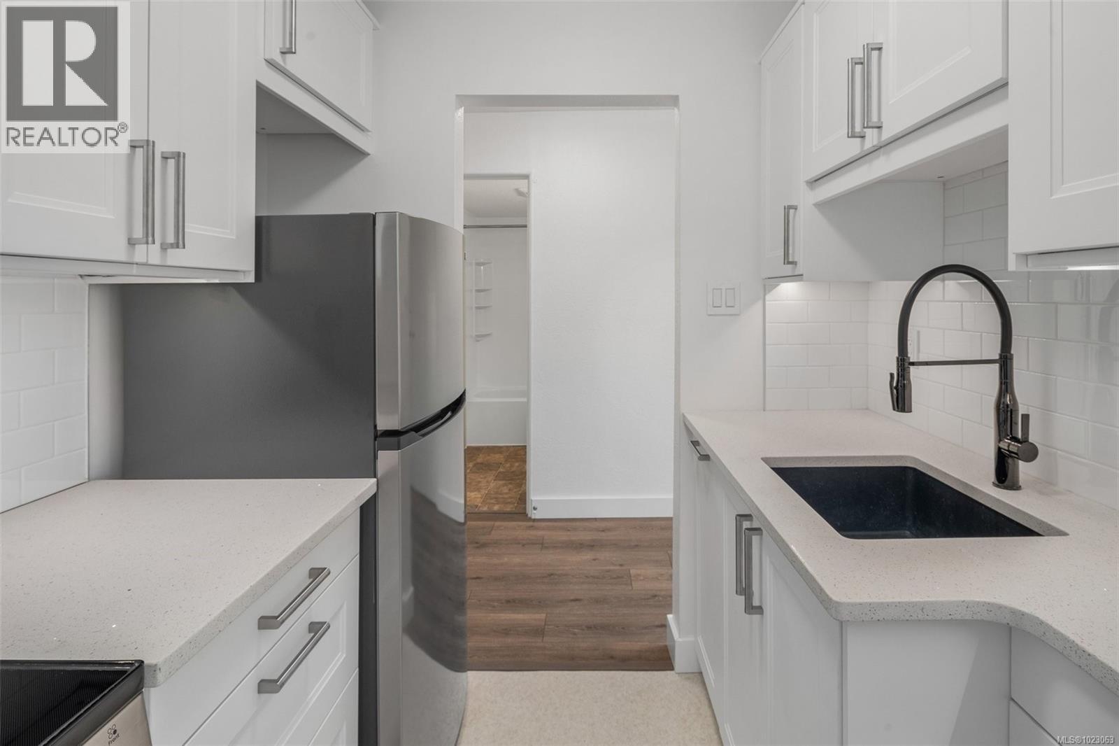 #303 2095 OAK BAY AVE - 6