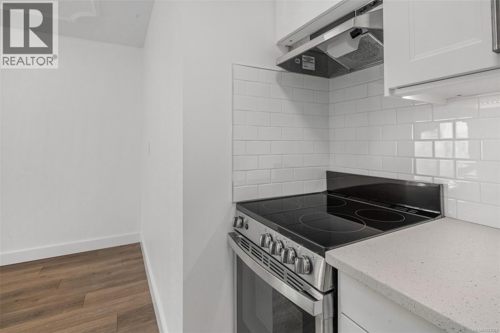 #303 2095 Oak Bay Ave - 7