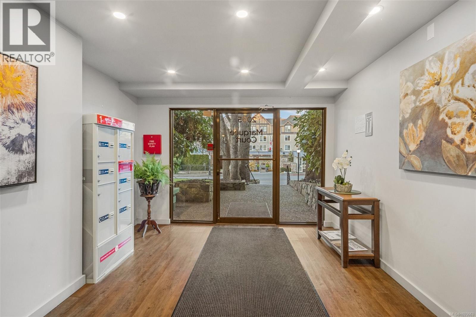#303 2095 Oak Bay Ave - 23