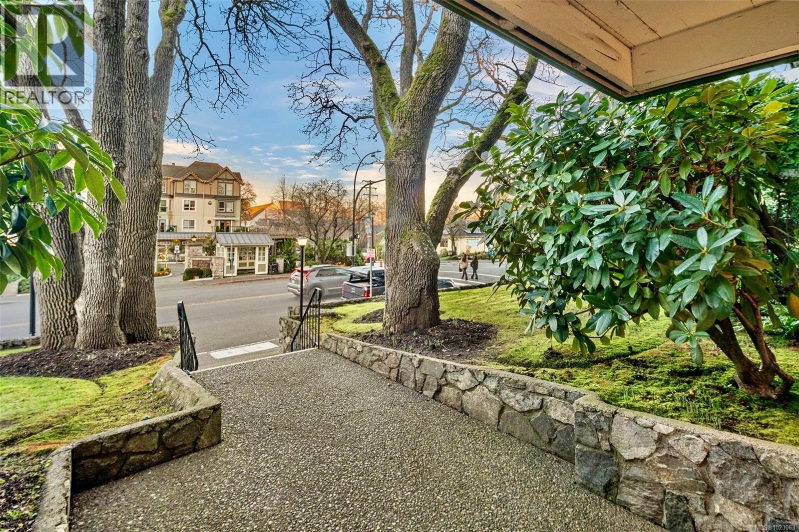 #303 2095 Oak Bay Ave - 26