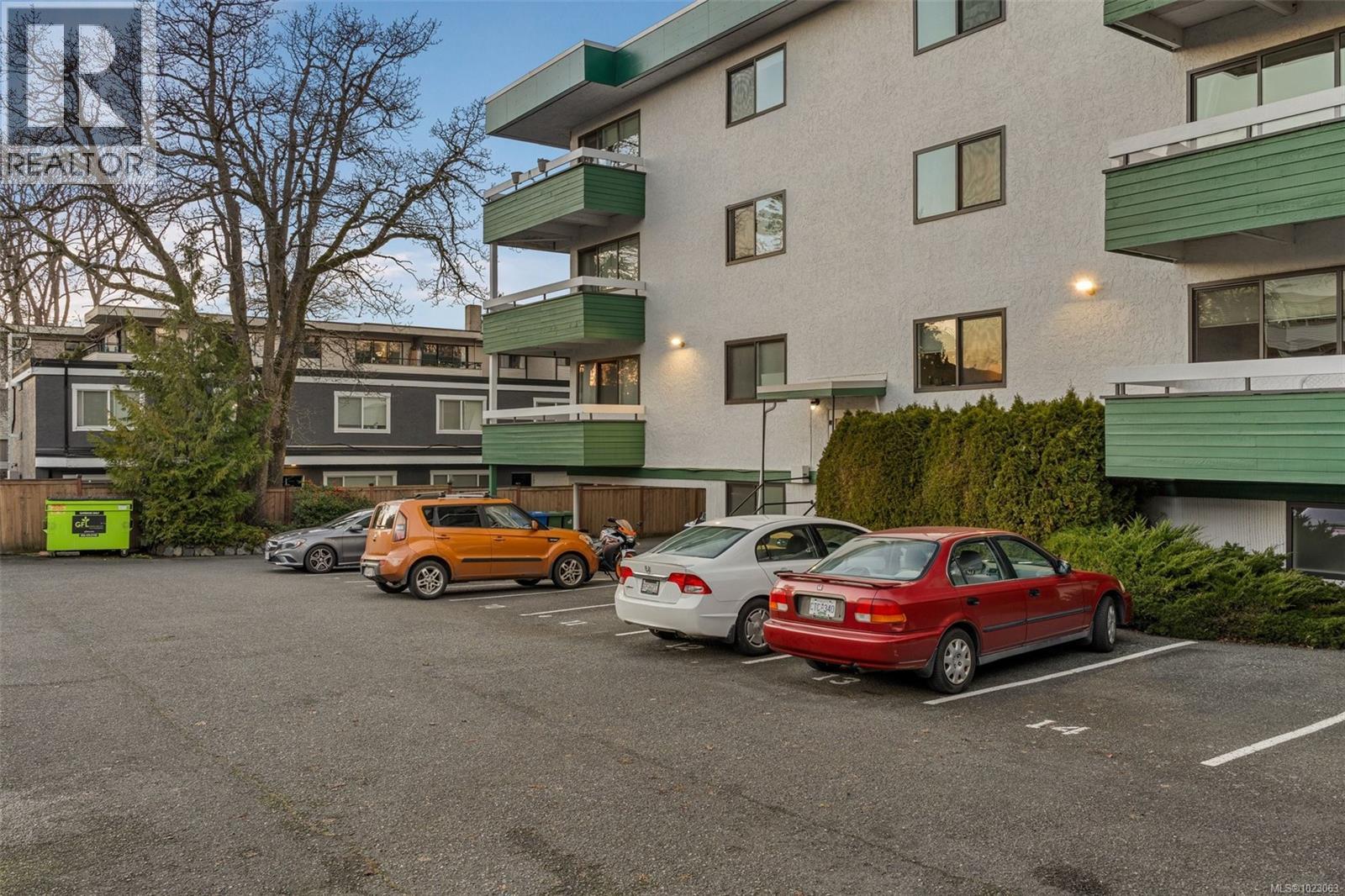 #303 2095 Oak Bay Ave - 25