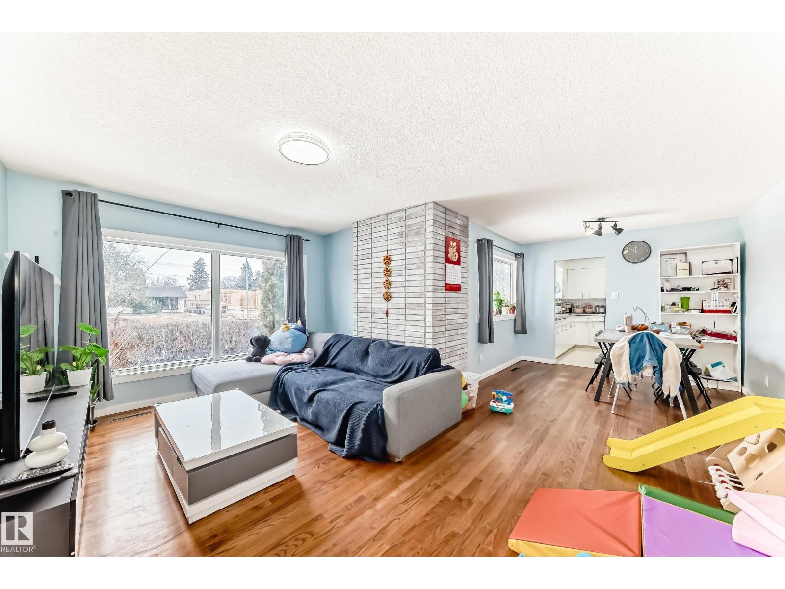 10928 149 ST NW - 4