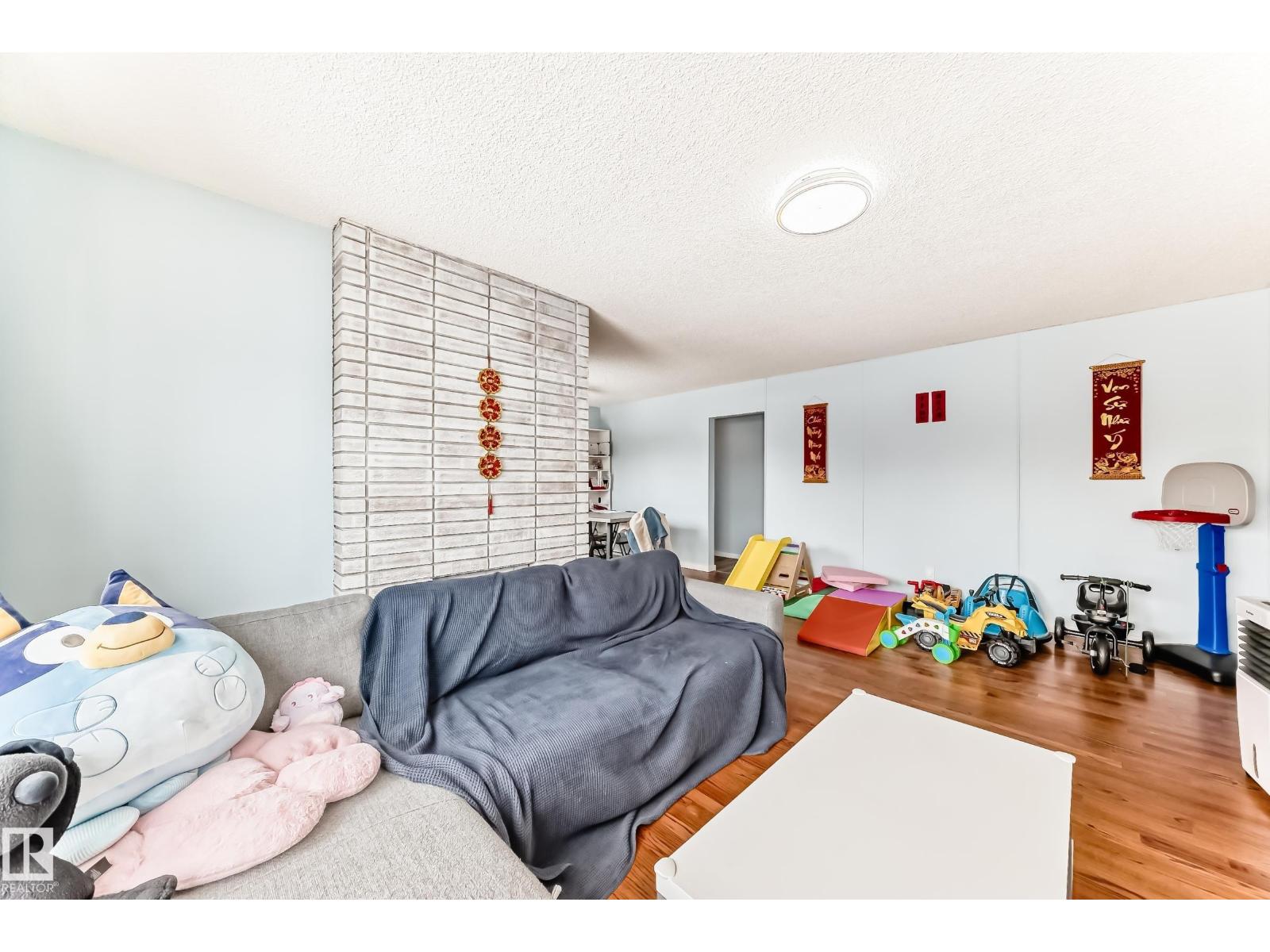 10928 149 ST NW - 5