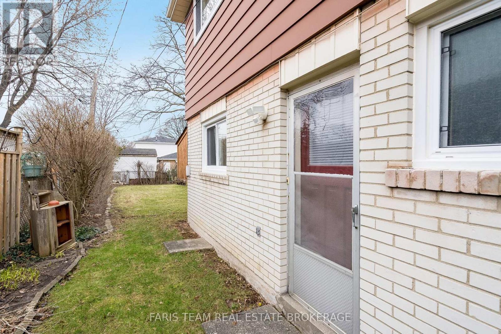 28 BROMLEY CRESCENT - 27
