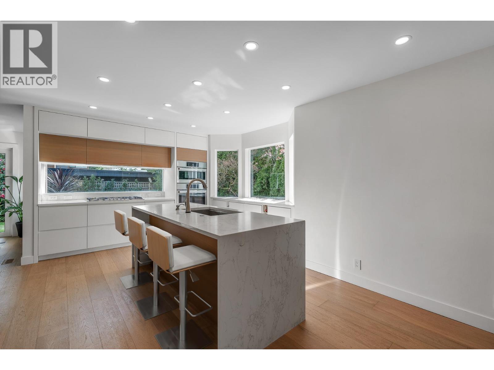 1842 MATHERS COURT, West Vancouver