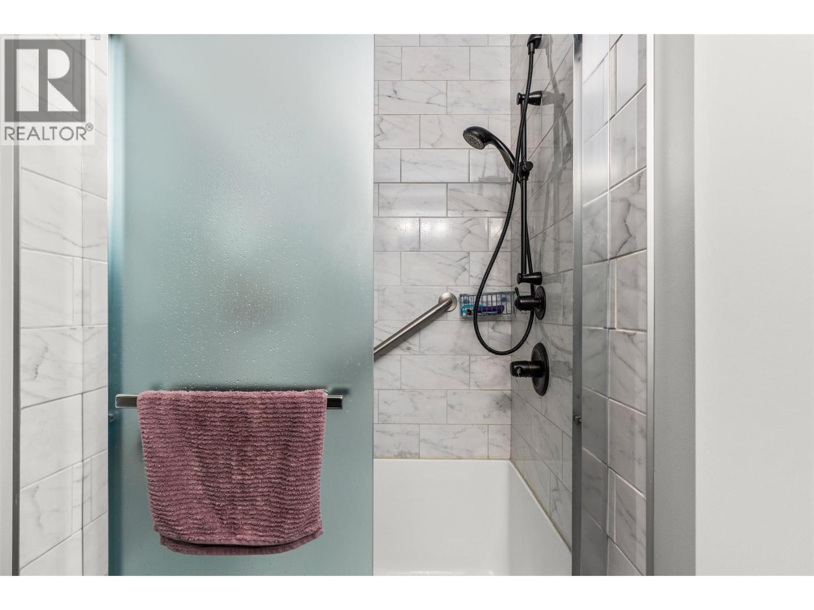 #32 2444 York Avenue - 25