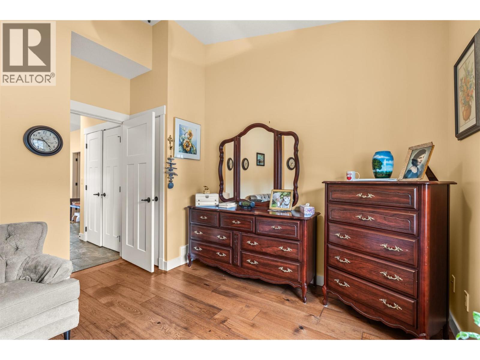 32 2444 York Avenue, Armstrong