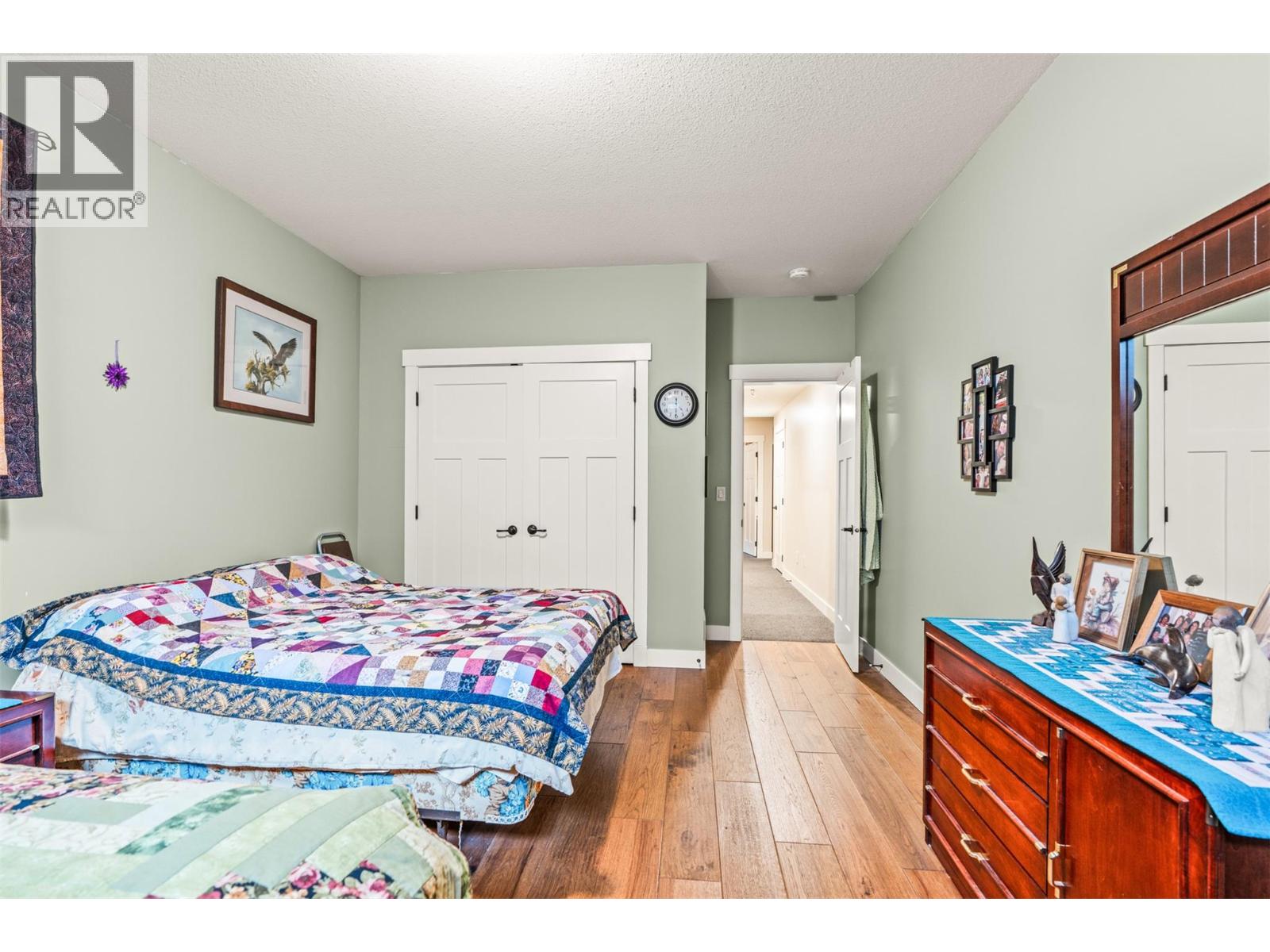 32 2444 York Avenue, Armstrong