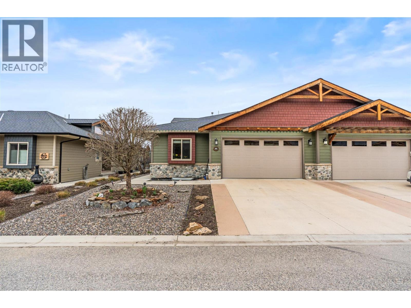 32 2444 York Avenue, Armstrong