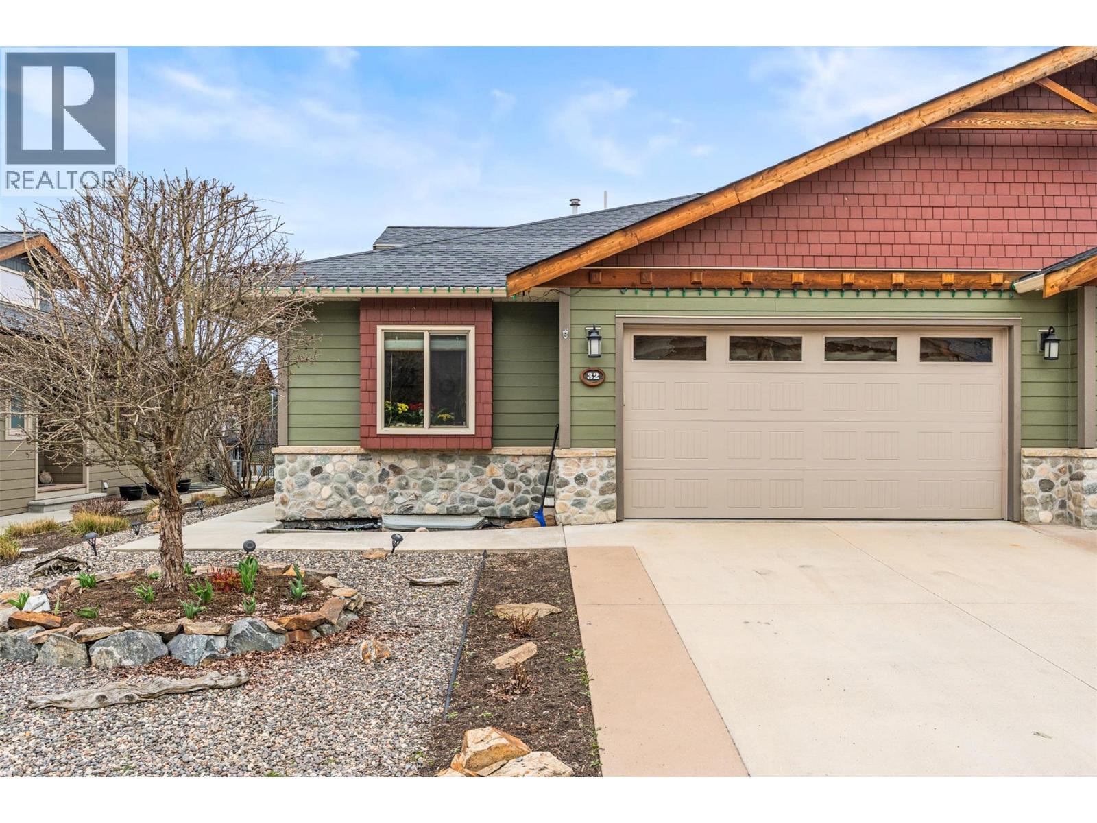 32 2444 York Avenue, Armstrong