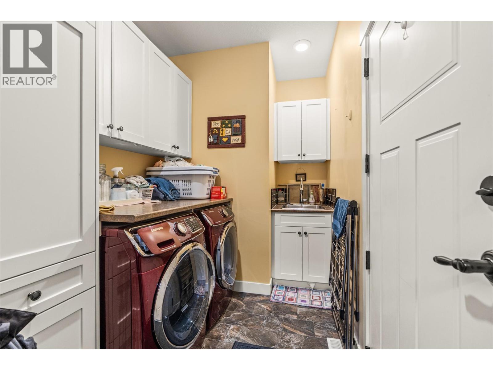 32 2444 York Avenue, Armstrong