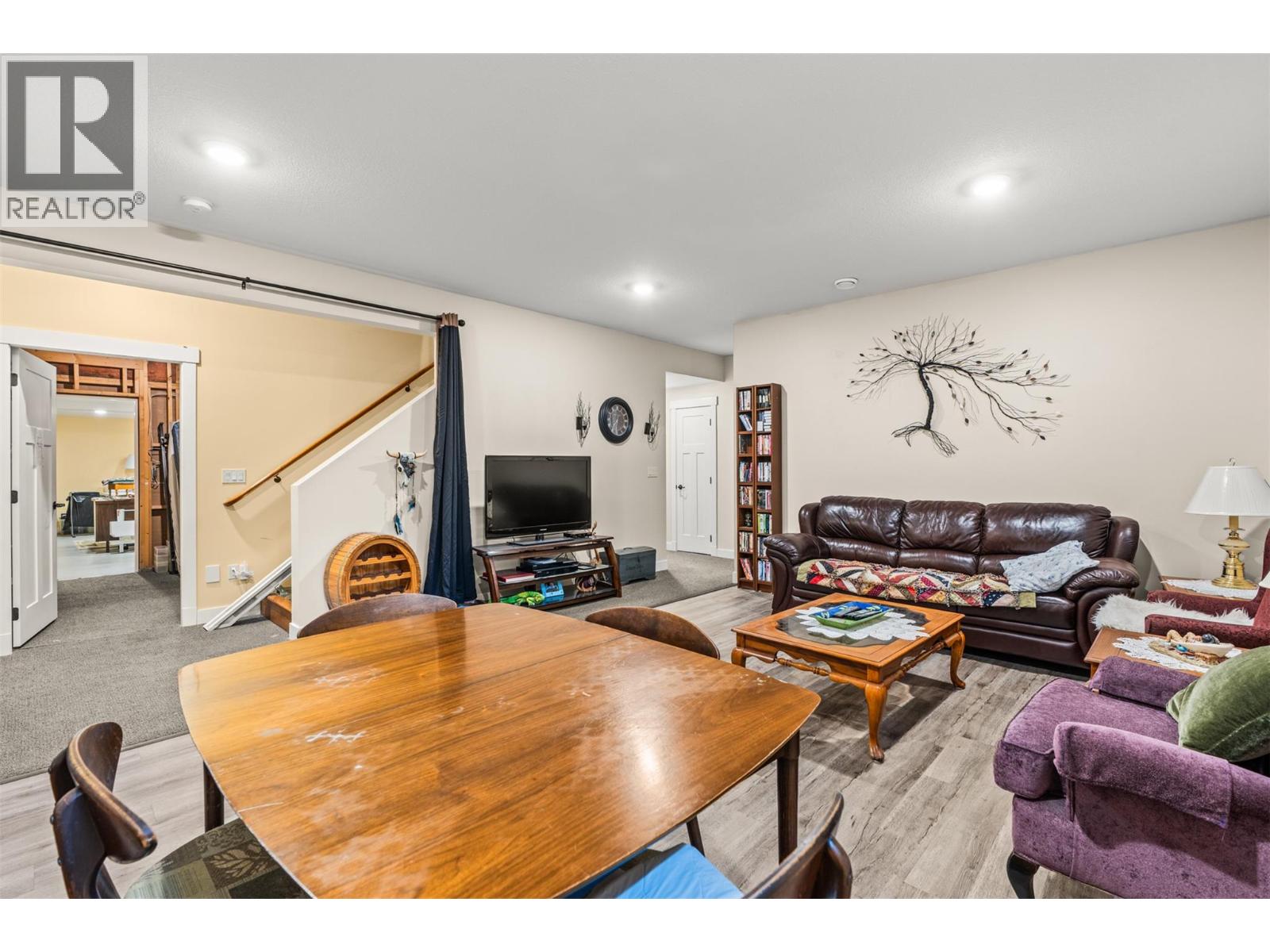 #32 2444 York Avenue - 36