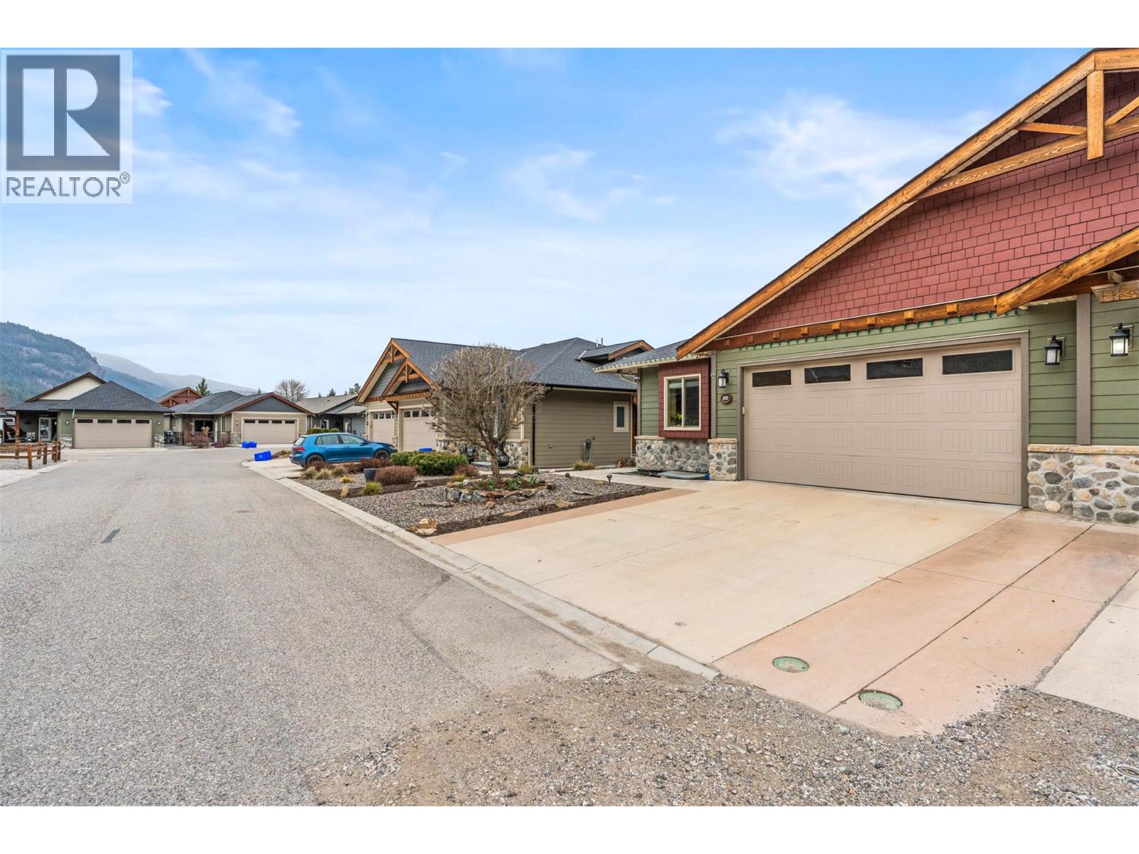 32 2444 York Avenue, Armstrong