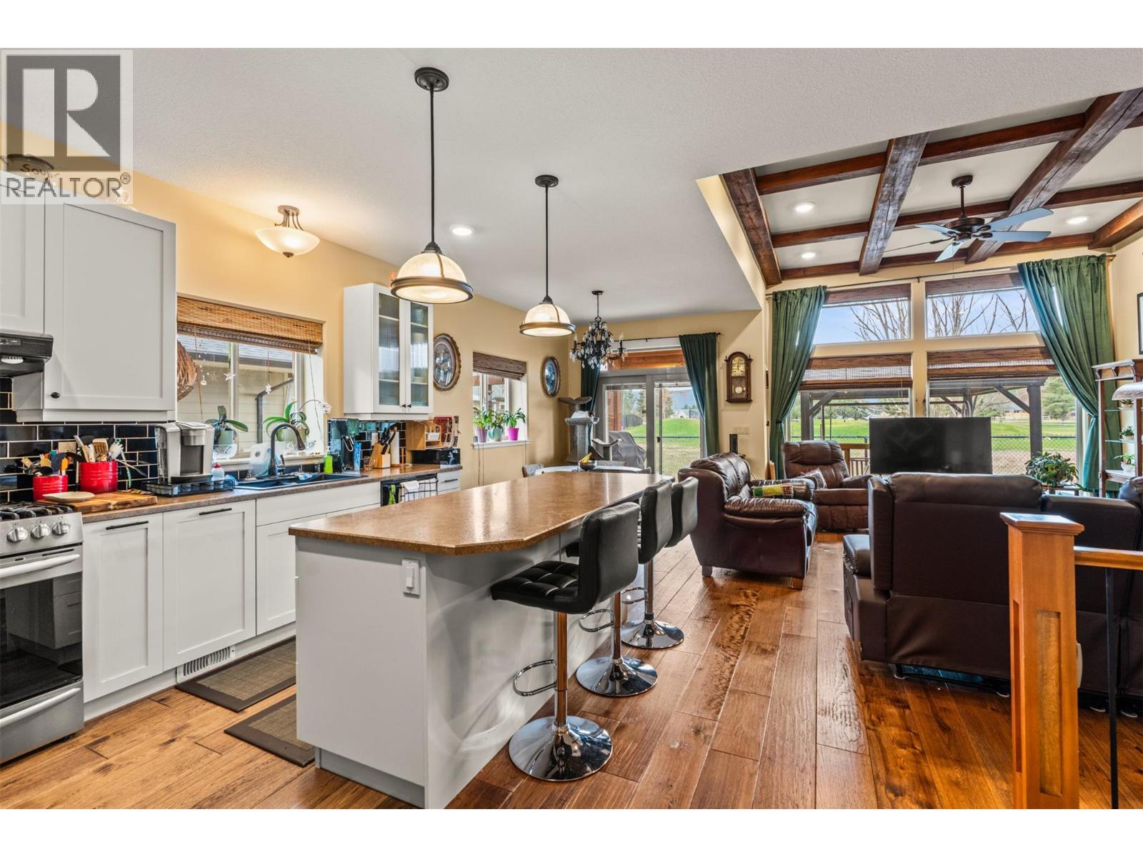 32 2444 York Avenue, Armstrong