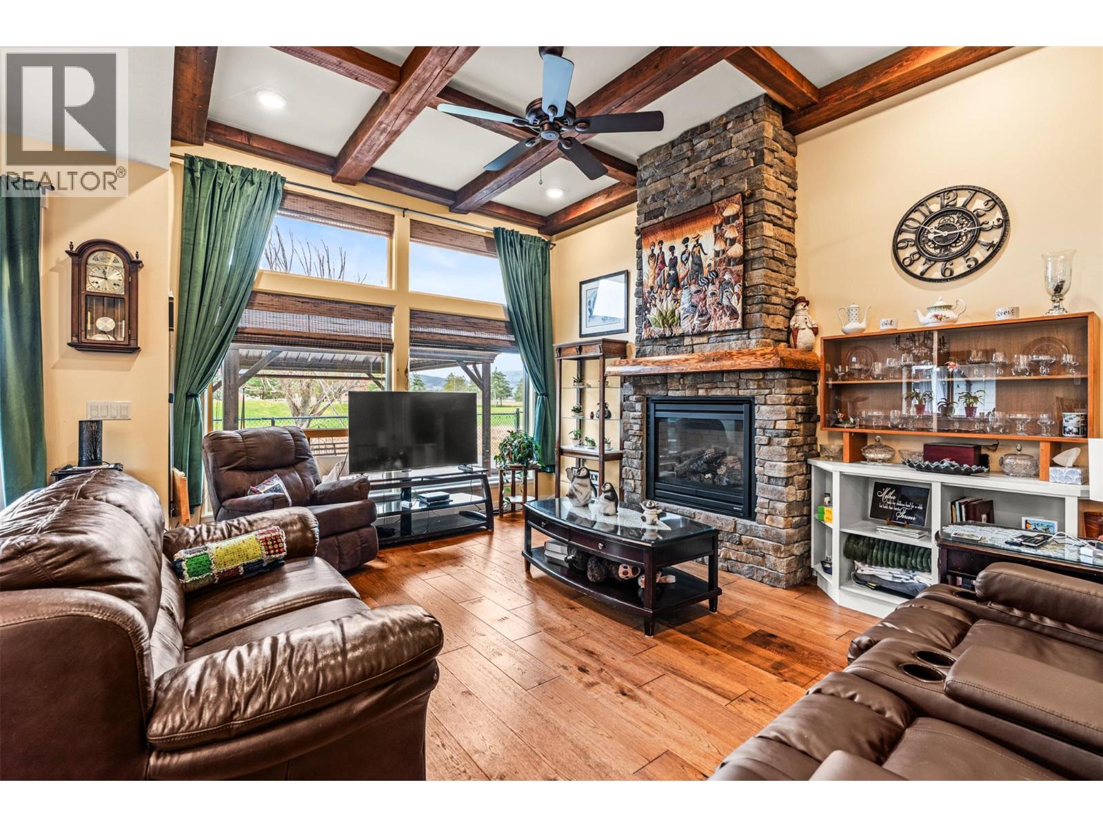 32 2444 York Avenue, Armstrong