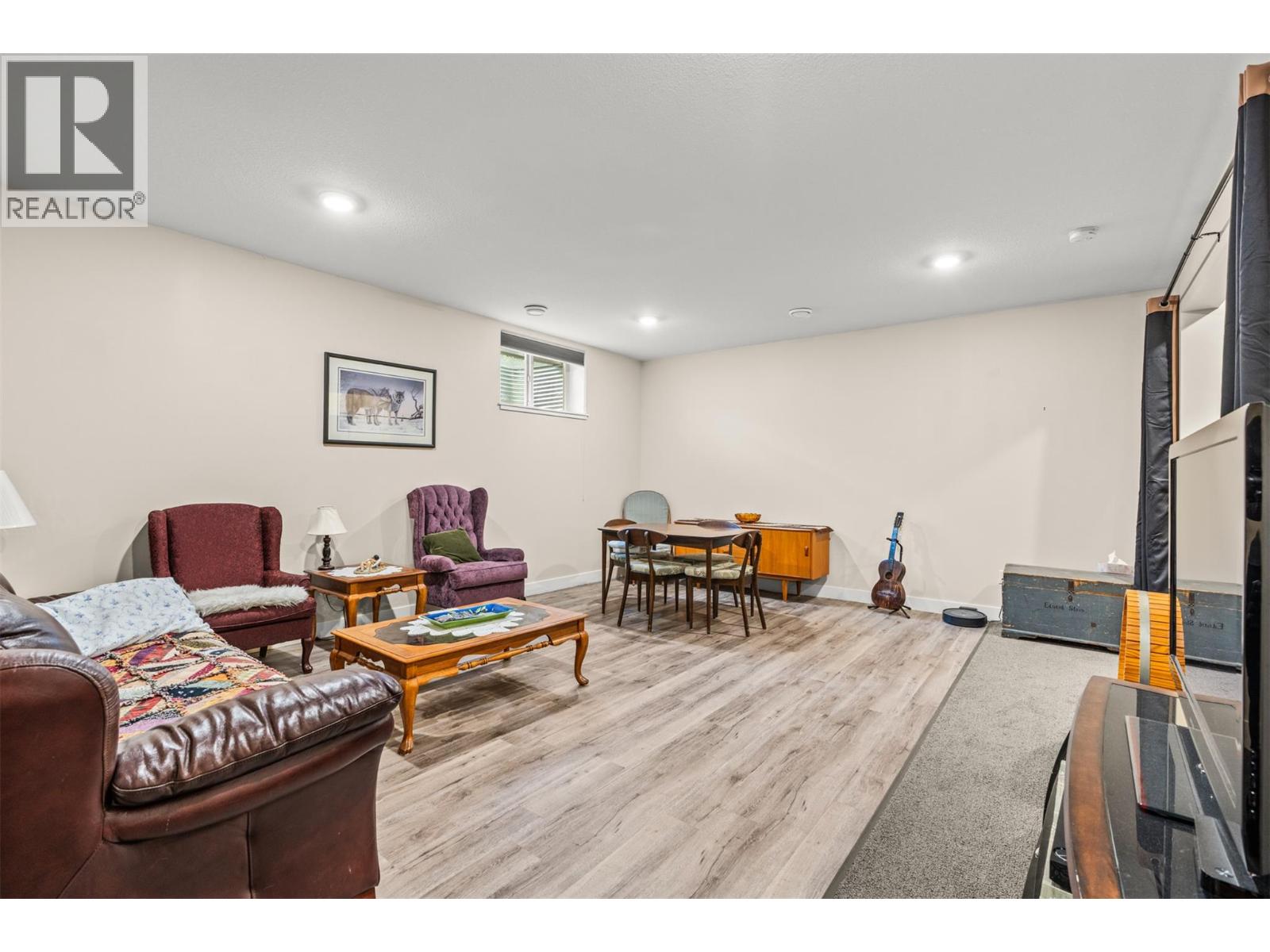 32 2444 York Avenue, Armstrong