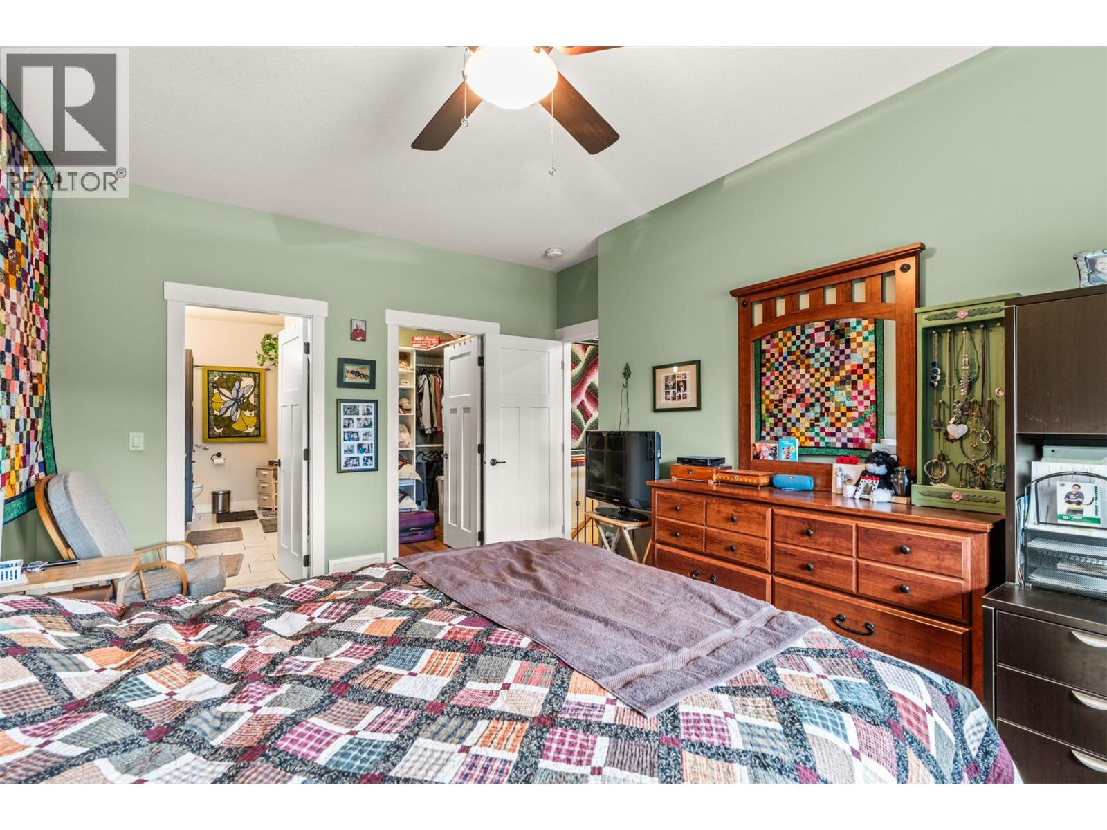 #32 2444 York Avenue - 22