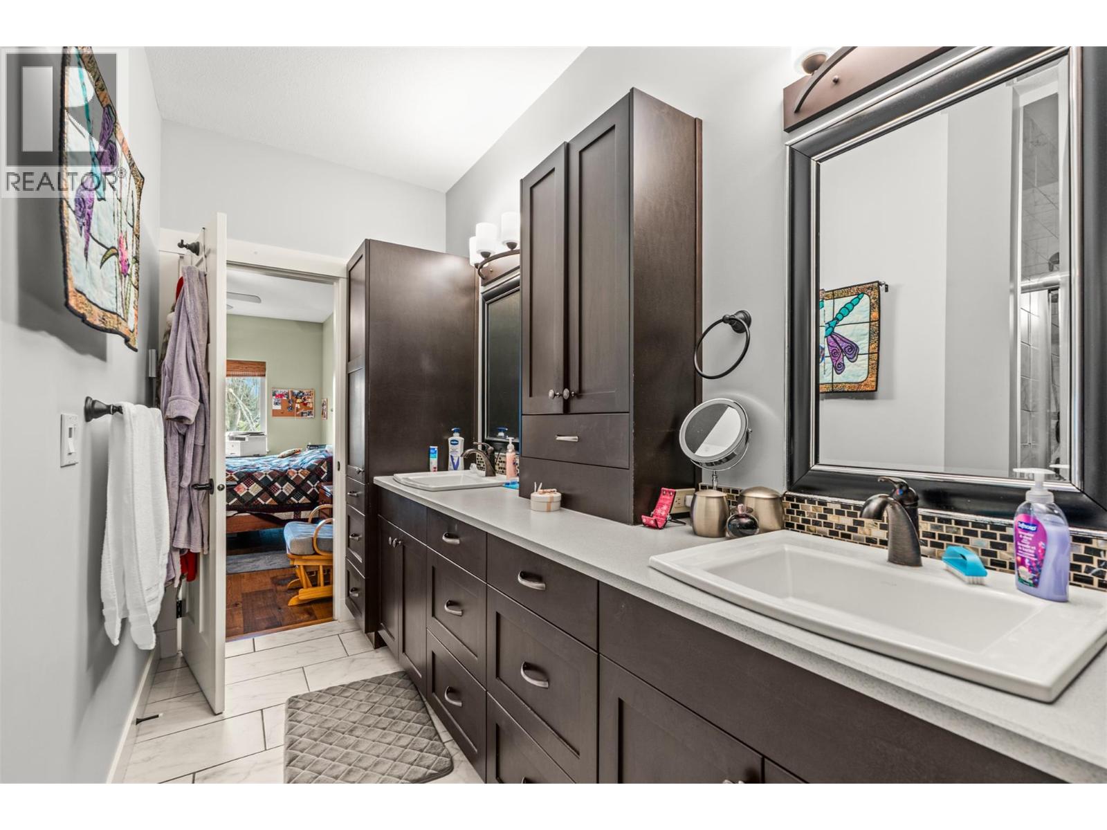 32 2444 York Avenue, Armstrong