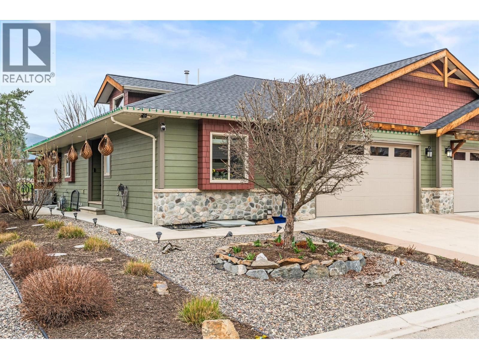 32 2444 York Avenue, Armstrong