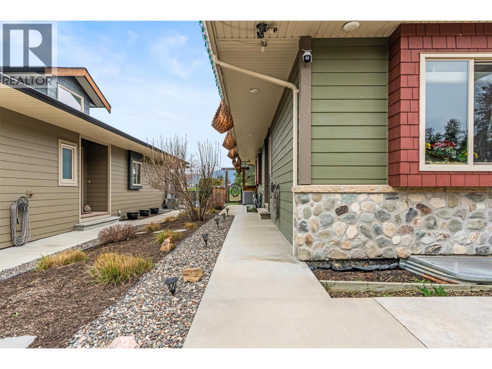 32 2444 York Avenue, Armstrong