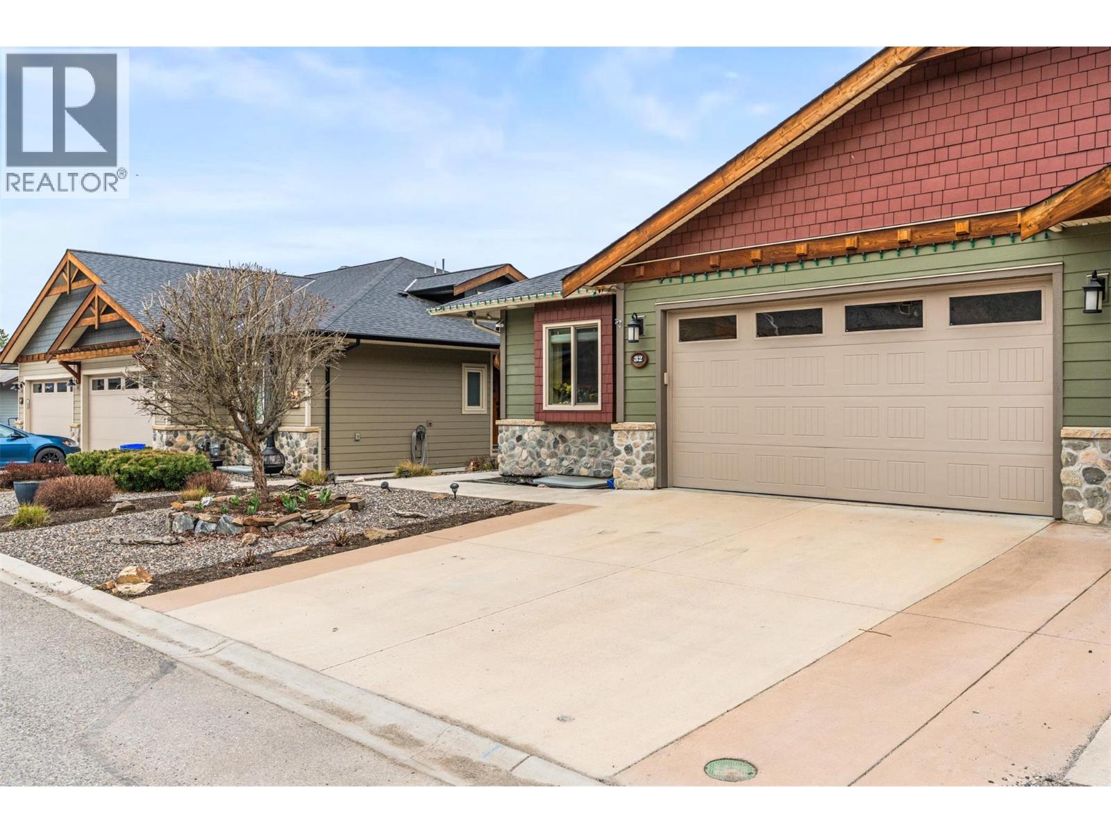 32 2444 York Avenue, Armstrong