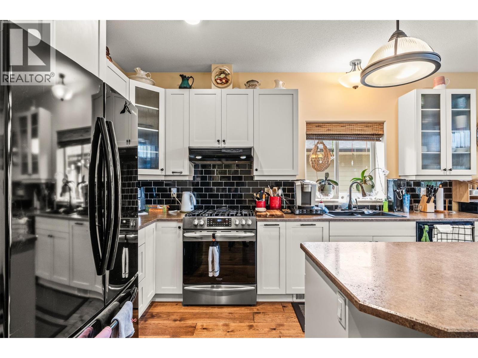 32 2444 York Avenue, Armstrong