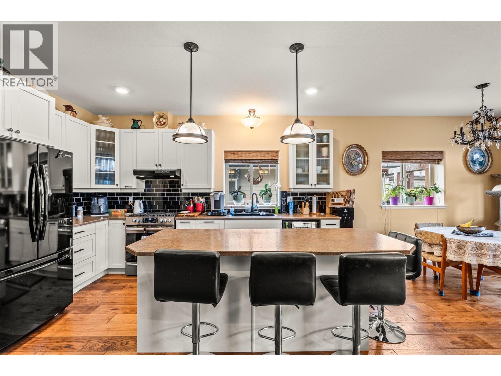 32 2444 York Avenue, Armstrong