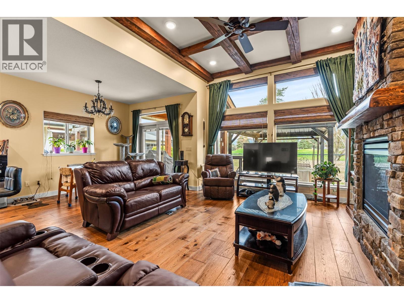 32 2444 York Avenue, Armstrong