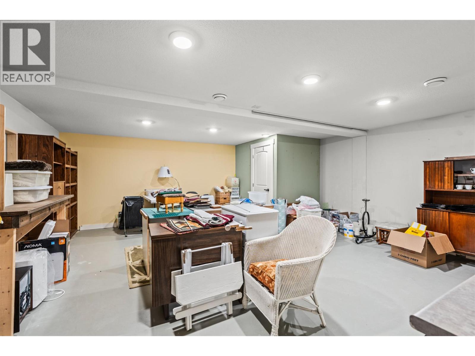 32 2444 York Avenue, Armstrong