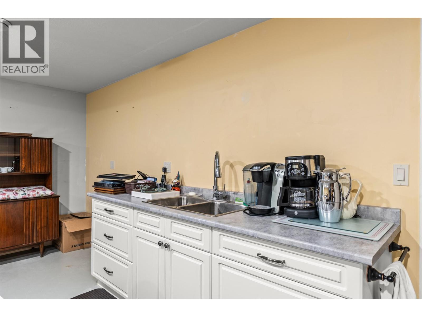 32 2444 York Avenue, Armstrong