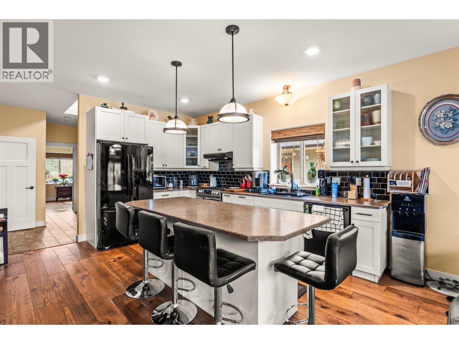 32 2444 York Avenue, Armstrong