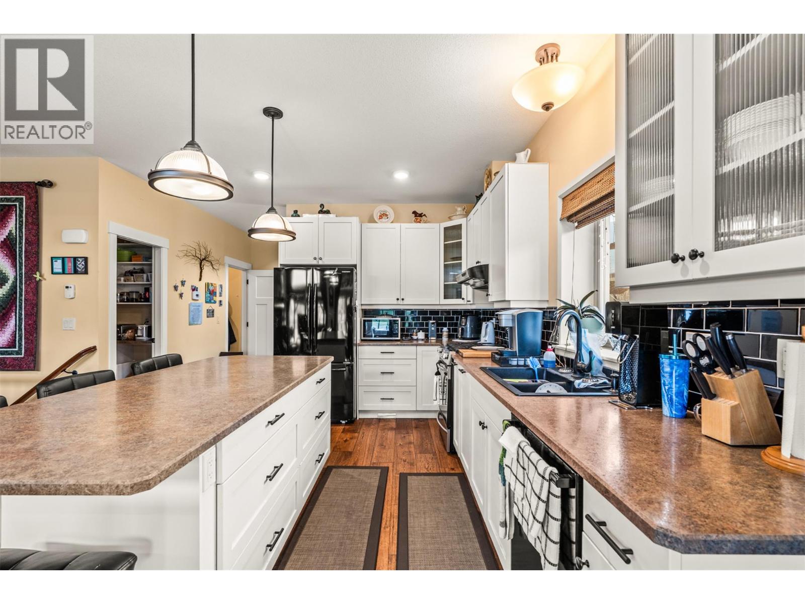 32 2444 York Avenue, Armstrong