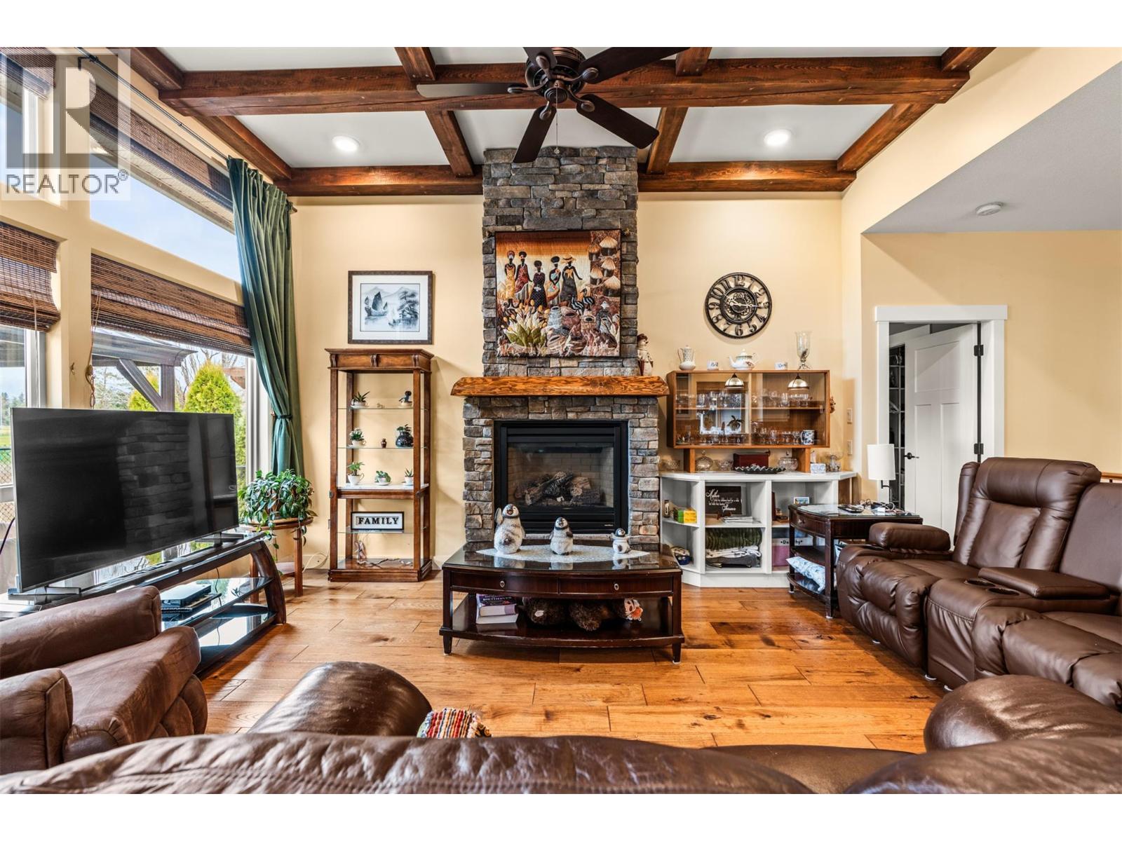 32 2444 York Avenue, Armstrong