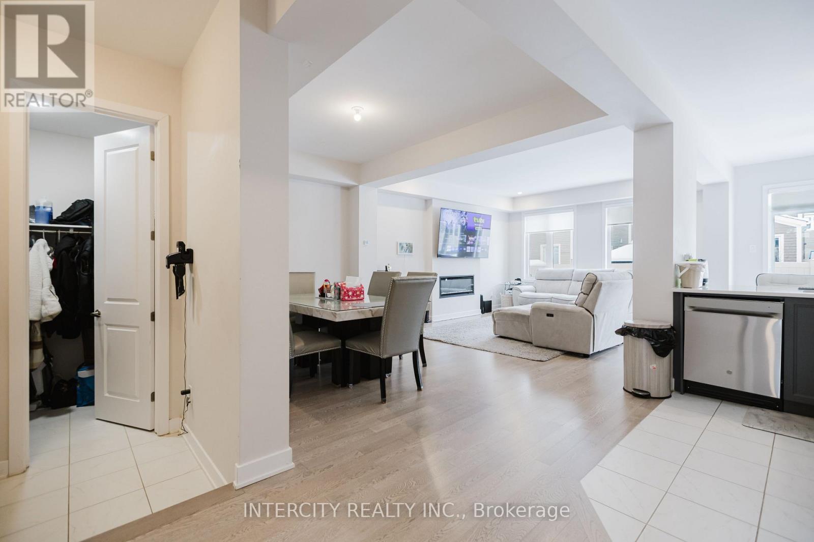 124 HACKAMORE CRESCENT - 7