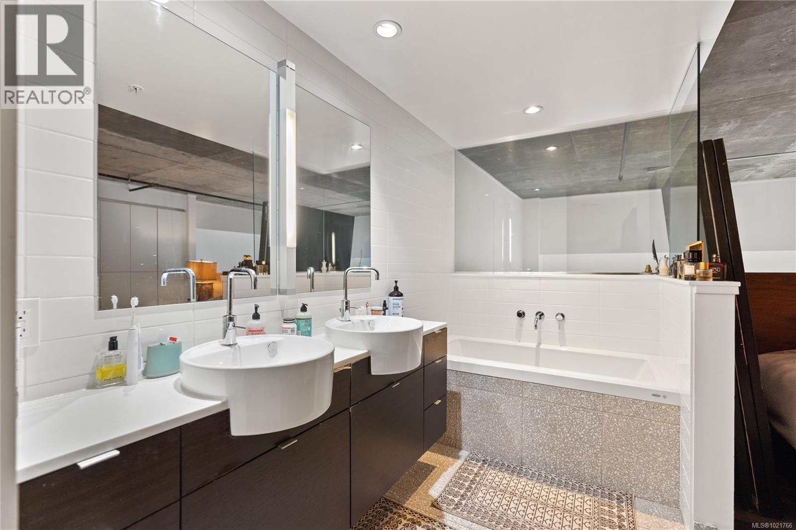 #416 770 FISGARD ST - 28