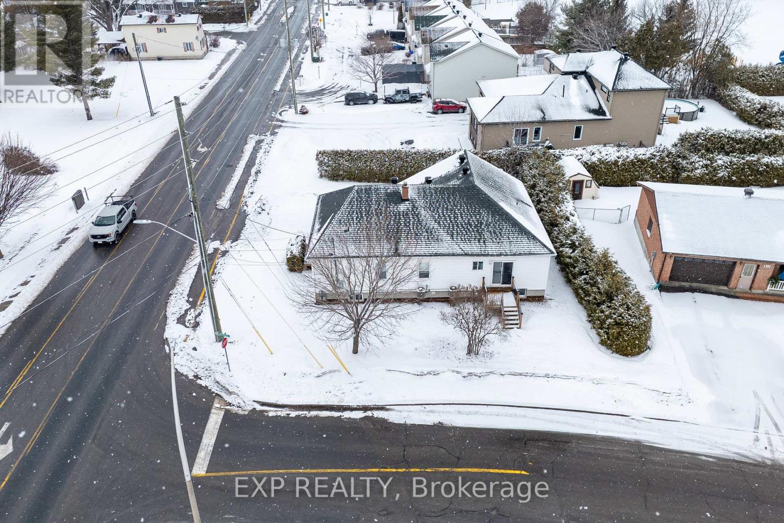 869 CARON STREET — photo 31