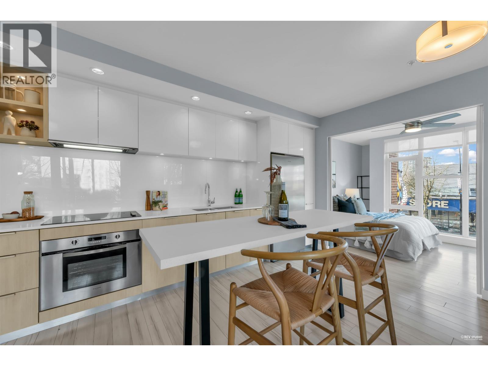 207 111 E 3RD STREET, North Vancouver